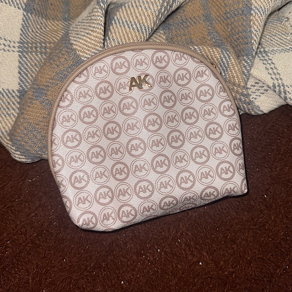 Anne Klein zipper cosmetic pouch 👛